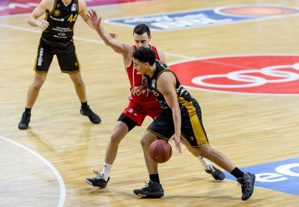 手摔倒在地 手摔倒在地